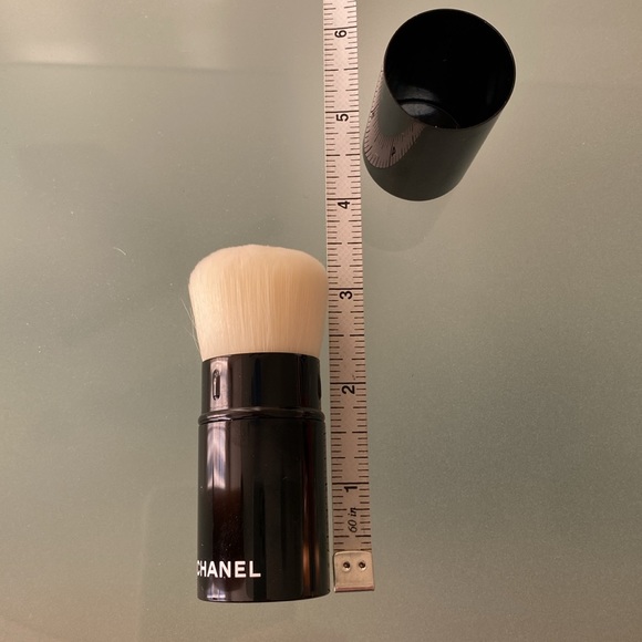 NEW Auth. CHANEL
LES PINCEAUX DE CHANEL
Retractable Kabuki Brush N°108 - Picture 5 of 8